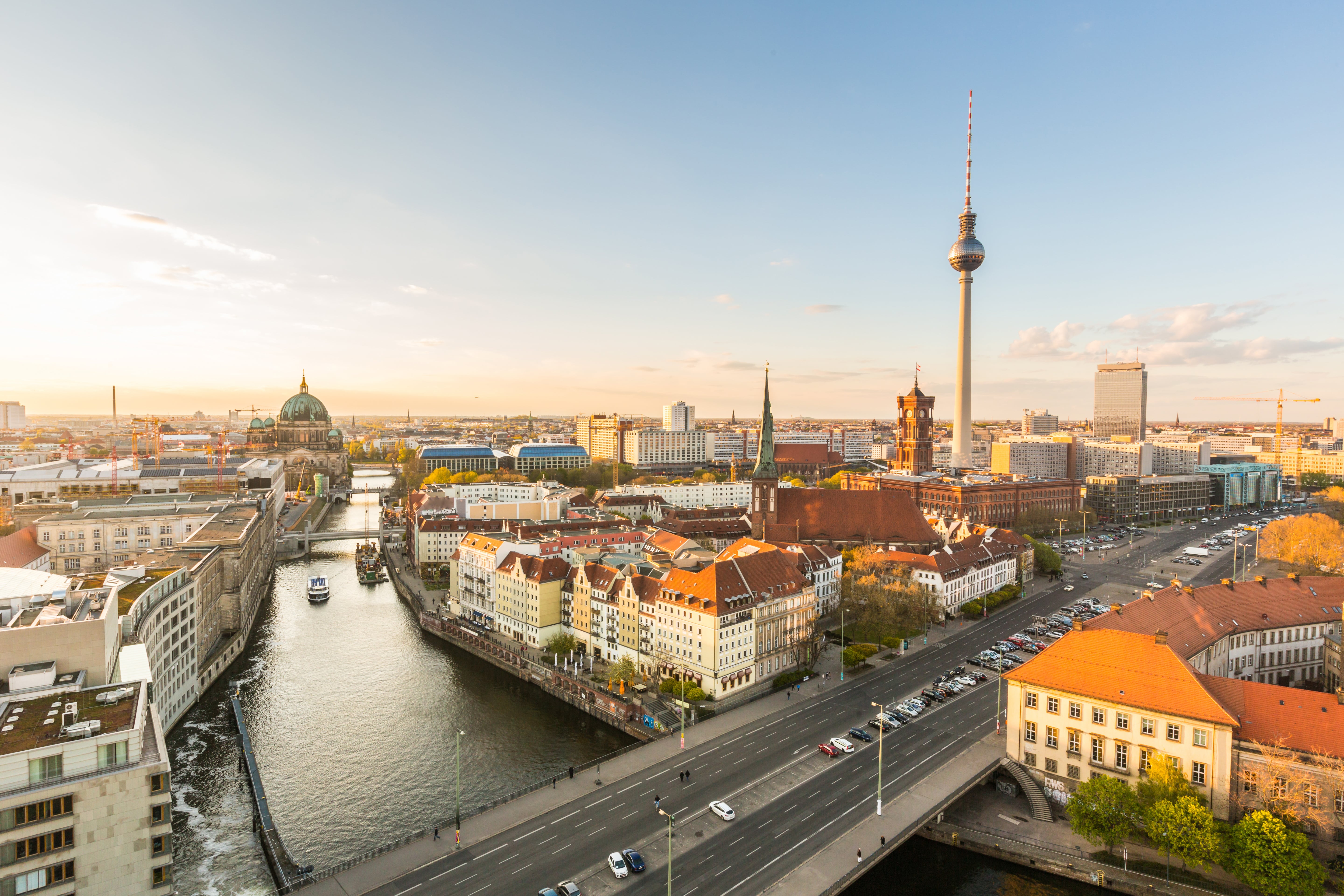 Berliner Innenstadt mit Fernsehturm und Fluss